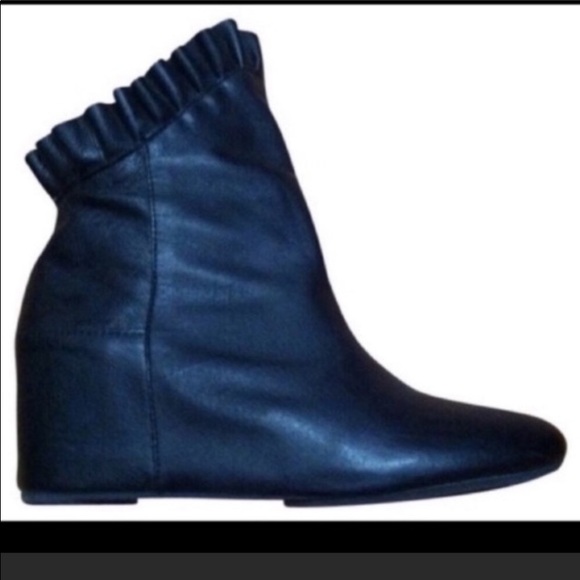 NYLA Black ruffle edge booties. 6.5 Guc. - Picture 1 of 7
